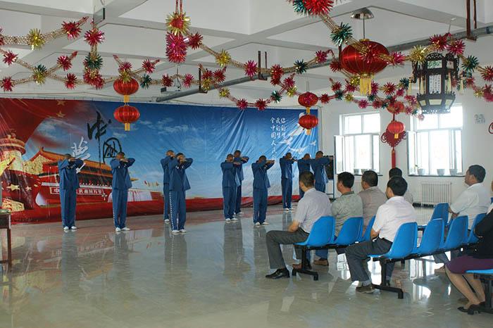 在福海监狱反腐倡廉警示教育基地,领导干部们听了两名因受贿罪