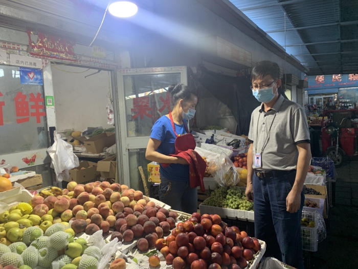 2.达坂城督导组在乌拉泊市场督导检查防疫工作，以及了解居民生活必须品供应及物价情况。_副本.jpg