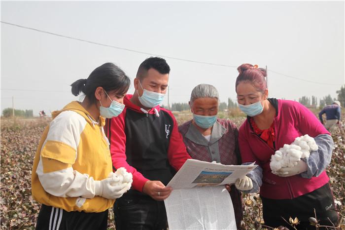 45dda6be645b53a8c9522acf5422ee15.jpg 3、沙雅县纪委监委驻努尔巴克乡阿热勒村第一书记阿里木·买买提向正在捡棉花的热汗古丽·库尔班一家宣讲第三次中央新疆工作座谈会精神.JPG