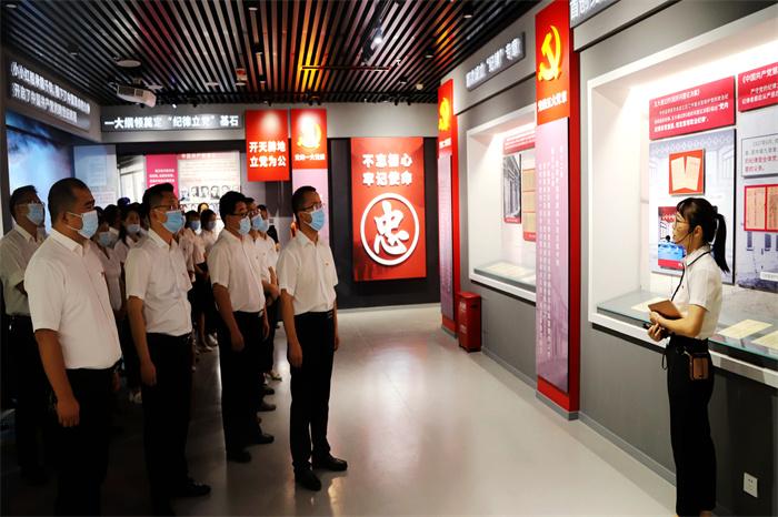 75513c198416842f4b216ffd368b0f40.jpg 图一阿克苏地区各级党员干部分批次参观地区廉政教育基地, 接受廉政文化和警示教育的洗礼,教育引导党员领导干部知敬畏、存戒惧、守底线,以案为鉴、警钟长鸣,进一步筑牢拒腐防变思想防线。(戴冬 摄).jpg