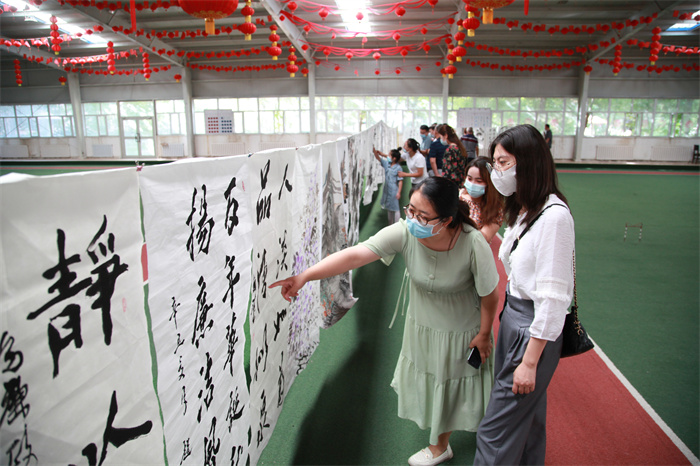 c7b13b93c01654ab4f620d4d8ab11996.jpg 图六7月15日,沙雅县纪委监委联合县委宣传部、文联等部门开展书画作品展。(刘少丹 摄).jpg