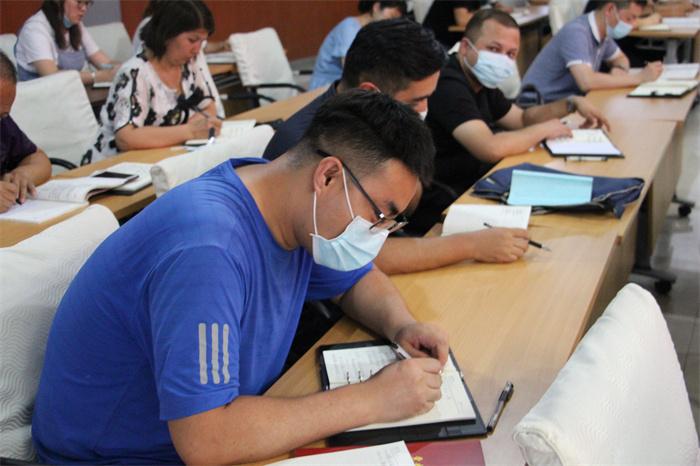 e1c3fcfde760e71f30edfef2e73f5e33.jpg 拜城县纪检监察战线的青年干部利用学习时间,梳理案情,揣摩研究调查方案时的场景。(谢大伟 摄).jpg