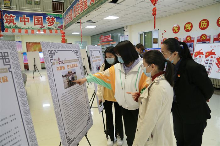 6.在轮台县新城社区家风宣教馆，“颂党恩 传家风”家风家训主题展板展览活动吸引了众多干部群众前来参观。（轮台县纪委监委 张越 摄）.jpg
