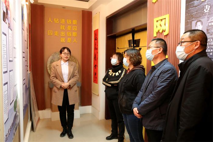 7.焉耆县纪委监委开展廉洁家书征集活动，通过挑选优秀廉洁家书载入廉政教育基地，组织党员干部及家属参观学习，做好廉洁从政“宣传员”和“监督员”。（焉耆县纪委监委 麻筱雪 摄）.jpg