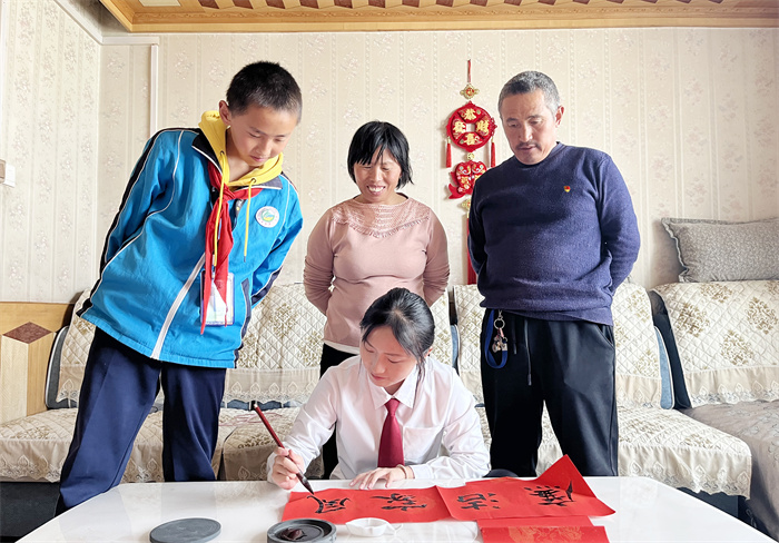 4.书法传家风，墨宝话家训。且末县纪委监委用书画艺术形式宣传清廉家风家训，以廉洁家风涵养清风正气。（且末县纪委监委 位凯华 摄）.jpg