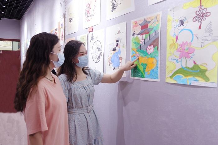 8.轮台县举办廉洁文化书画展，让广大党员干部群众在欣赏书画作品的同时，接受廉洁文化的熏陶。（童尧 摄）.JPG