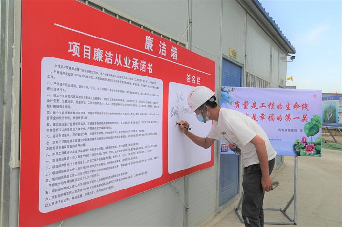 3.焉耆县纪委监委深入分析工程项目中关键岗位、重点人员存在的廉政风险点，积极推进项目工程人员廉洁从业。（郑彬 摄）.jpg