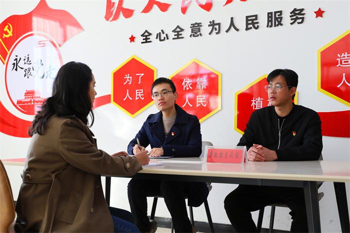 图七：“好苗”就要多培育，多”墩墩苗”才能“长得高”。乌什县纪委监委强化经常性纪律教育，促进年轻干部增强纪律意识，把党的纪律规矩刻印在心。图为该县纪委监委对年轻干部开展廉政教育谈话，将纪律教育融入基层实际、地方特色，让纪律教育更贴心更入心。（乌什县纪委监委 尹宗斌 摄）.jpg