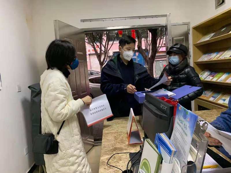 图为杨宇航和社区干部开展返乡人员排查工作的场景.jpg