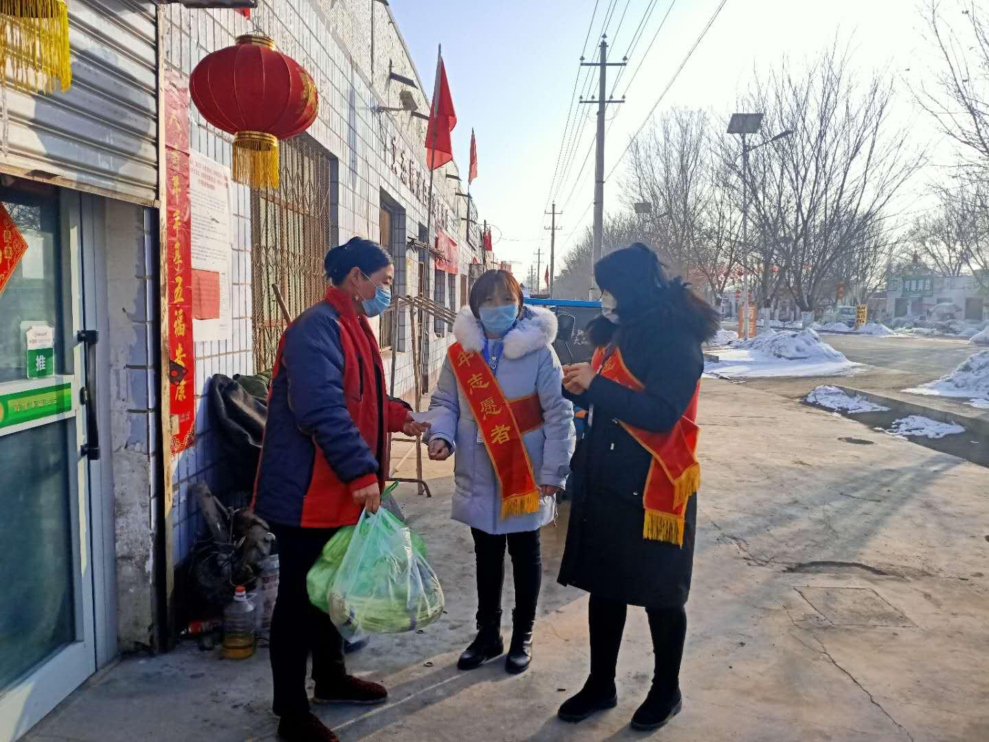 和硕县纪委监委干部将购买好的蔬菜送到群众家中。.jpg