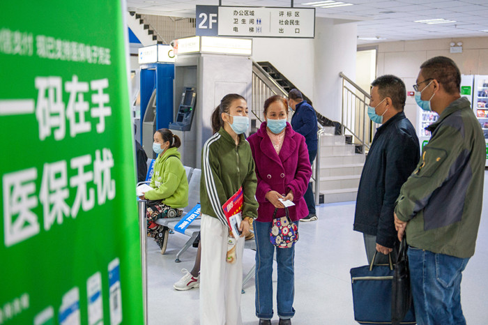 7b2256146aa3432fabcd5e8e00aa1694.jpg 库车市纪委监委以巡视整改督导为契机,聚焦群众在医保报销、公租房租赁、子女上学等民生领域上下功夫,严查干部作风漂浮、履职不到位、整改不彻底等问题。(袁欢欢 摄).jpg
