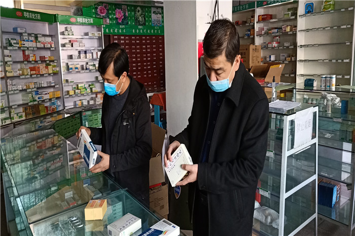 929296788d6ab21edc270e61bcf295b7.jpg 5、拜城县纪委监委与食药局组成联合督查组对全县药店营业药品许可证、药师资格证等资质条件具备情况进行监督检查。(韩丽军 摄).jpg