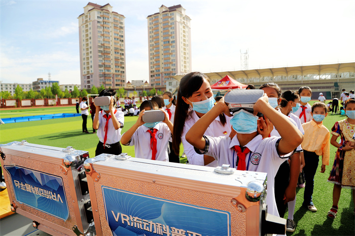 475ebb66fb9a1437eb8d5257db2a29aa.jpg 图四:弘扬科学精神,展现科学价值。图为,学生通过VR眼镜感受科技魅力(戴冬 摄).jpg