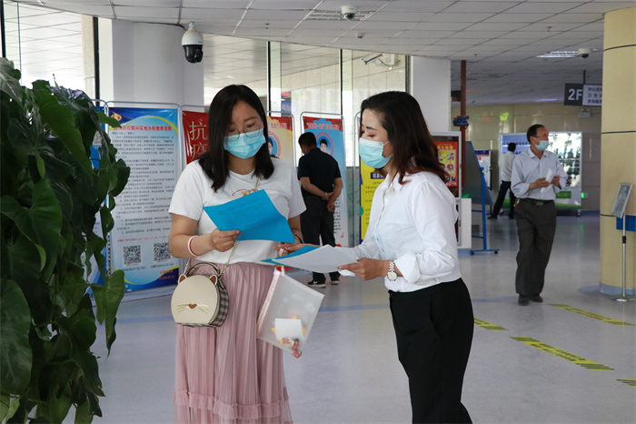e6c4c9267cc56e8244c25d8a582576b3.jpg 图九:库车市纪委监委第二纪检监察组大发体育人员向服务大厅来访群众发《库车市纪委监委信访举报知识》并详细解读举报大发体育流程、方式和受理范围。(袁欢欢 摄).jpg