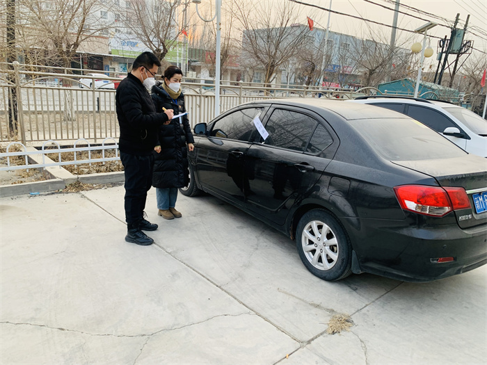 4.博湖县纪委监委把握重要时间节点，深入各村、商铺、农家乐开展明察暗访，紧盯公款送礼、公车私用、违规接受管理服务对象宴请等不正之风，为干部群众“轻松”过节保驾护航。图为博湖县纪检监察干部对节日期间公车封存情况进行监督检查。(博湖县纪委监委  祖丽 摄).jpg