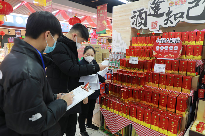 2.和硕县纪委监委紧盯关键“节”点，深入高档酒店、餐厅、商超等重点场所，通过随机抽查、突击检查等形式开展监督检查，严防“四风”反弹回潮，确保两袖清风迎新春，欢欢喜喜过大年。图为该县纪检监察干部到超市烟酒销售点检查是否有公款购买烟酒行为。（和硕县纪委监委 杨会）_副本.jpg