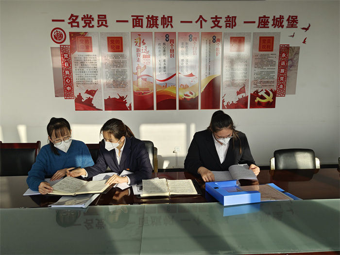 6.和静县纪委监委派驻第四纪检监察组前往监督单位针对节前突击花钱、违规发放福利补贴、违规吃喝、收送节日礼品礼金等违反中央八项规定精神等问题进行监督检查，对涉及“四风”问题线索启动快查快结机制，发现一起、查处一起。（和静县纪委监委  才虹 摄）.jpg