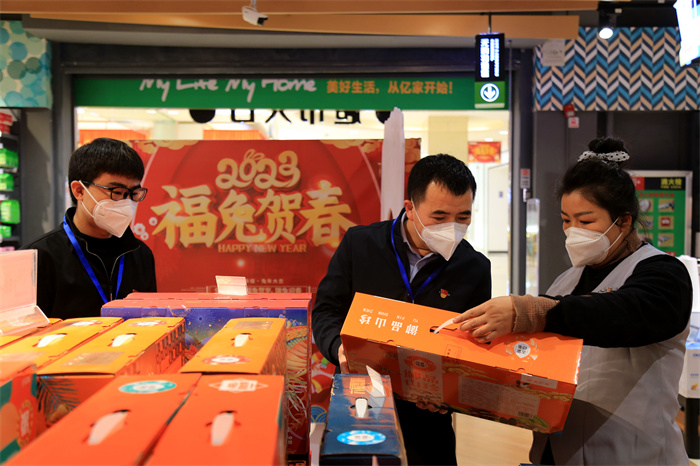1.焉耆县纪委监委成立督查组，采取不打招呼、直奔现场等方式，深入重点场所查阅账目、实地查看和调取相关记录，着力发现和纠治隐形变异“四风”问题和各类“节日病”。图为该县纪检监察干部在大型商超查看高档烟酒销售情况。（焉耆县纪委监委  郑彬 摄）.jpg