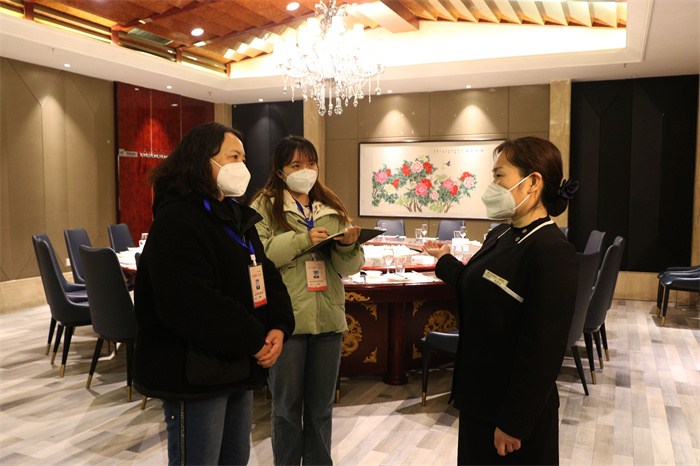 3.为进一步贯彻落实中央八项规定及其实施细则精神，净化节日风气，库尔勒市各级纪检监察机关对商超、餐饮场所进行实地走访，重点针对公款吃喝、公车私用、违规发放节日福利等现象开展监督检查，营造风清气正的节日氛围。（库尔勒市纪委监委  葛会团 摄）.jpg