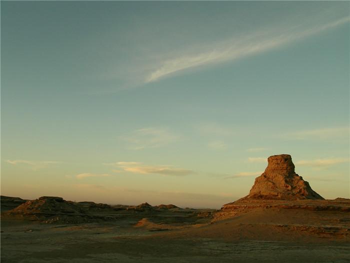 图三:夕阳下的楼兰佛塔2.jpg