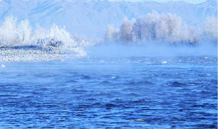额尔齐斯河的翠波碧水与寒冷空气一相遇,氤氲雾气便扑面而来.