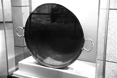 图为带枪眼的红军行军锅.