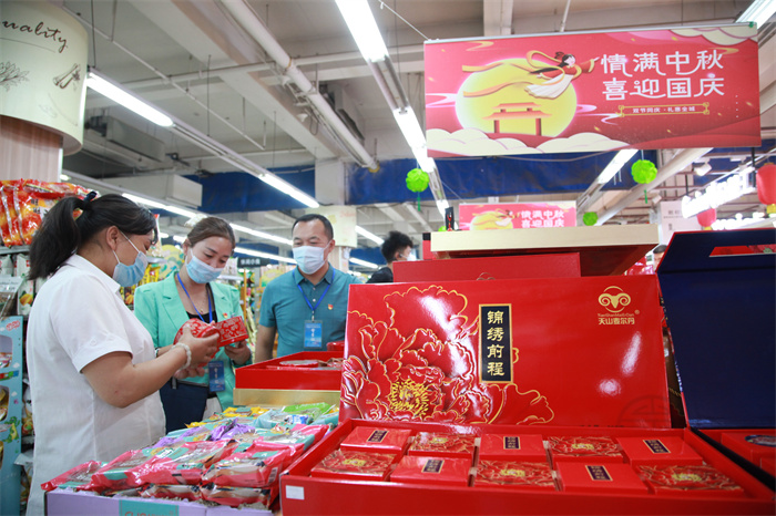 超市进行实地走访,查看是否存在公款购买高档月饼,礼品等违规违纪问题