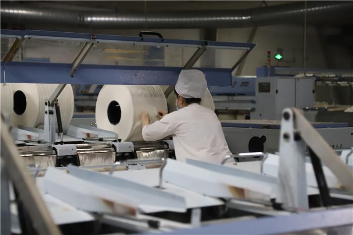 阿克苏天翔家纺有限公司的生产车间内机器飞转,机声隆隆,员工们有的