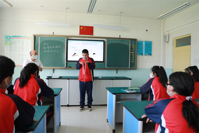 图六:新和县第二中学老师与学生进行互动,在互动中感受科技的力量.